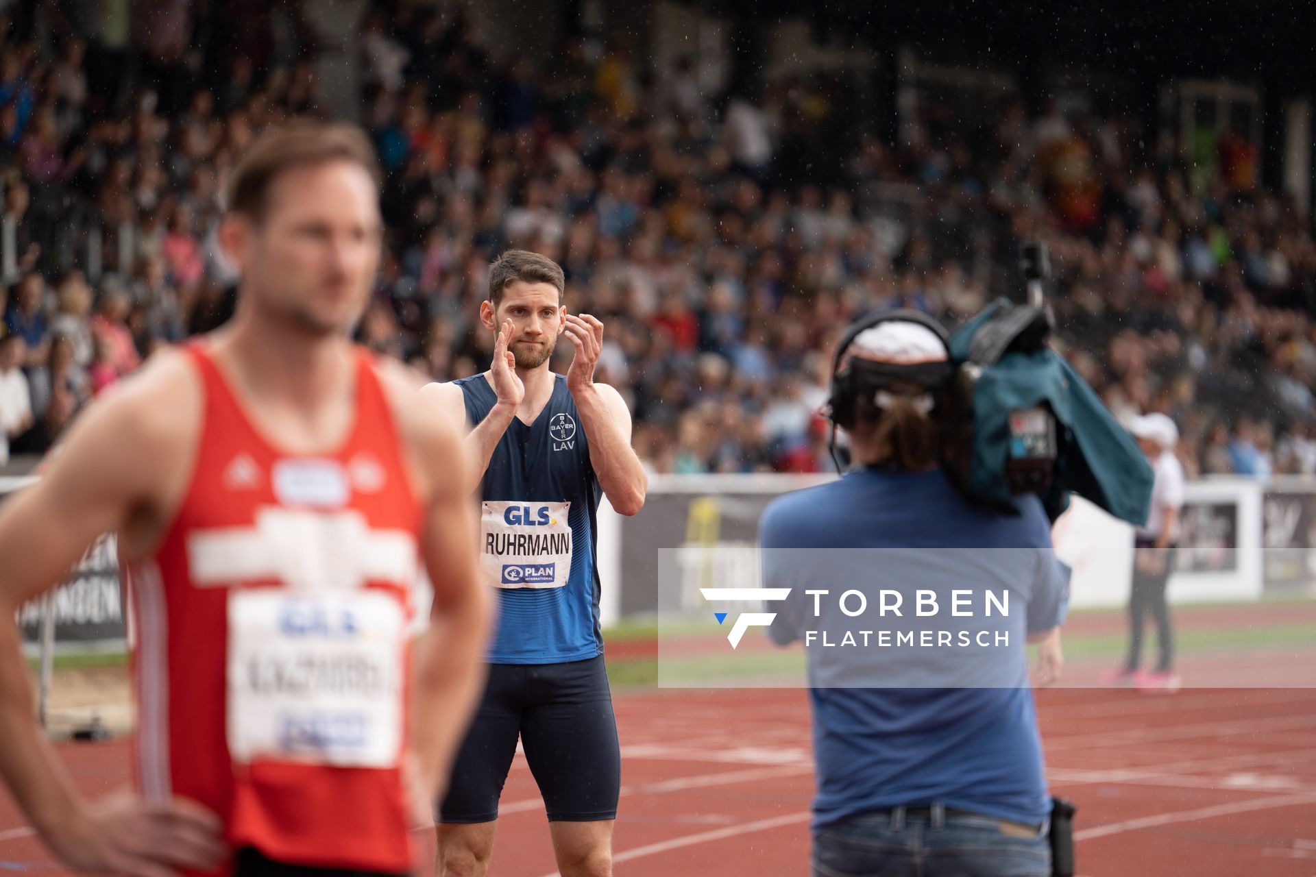 Jan Ruhrmann (LAV Bayer Uerdingen/Dormagen) vor dem 400m Start am 07.05.2022 beim Stadtwerke Ratingen Mehrkampf-Meeting 2022 in Ratingen